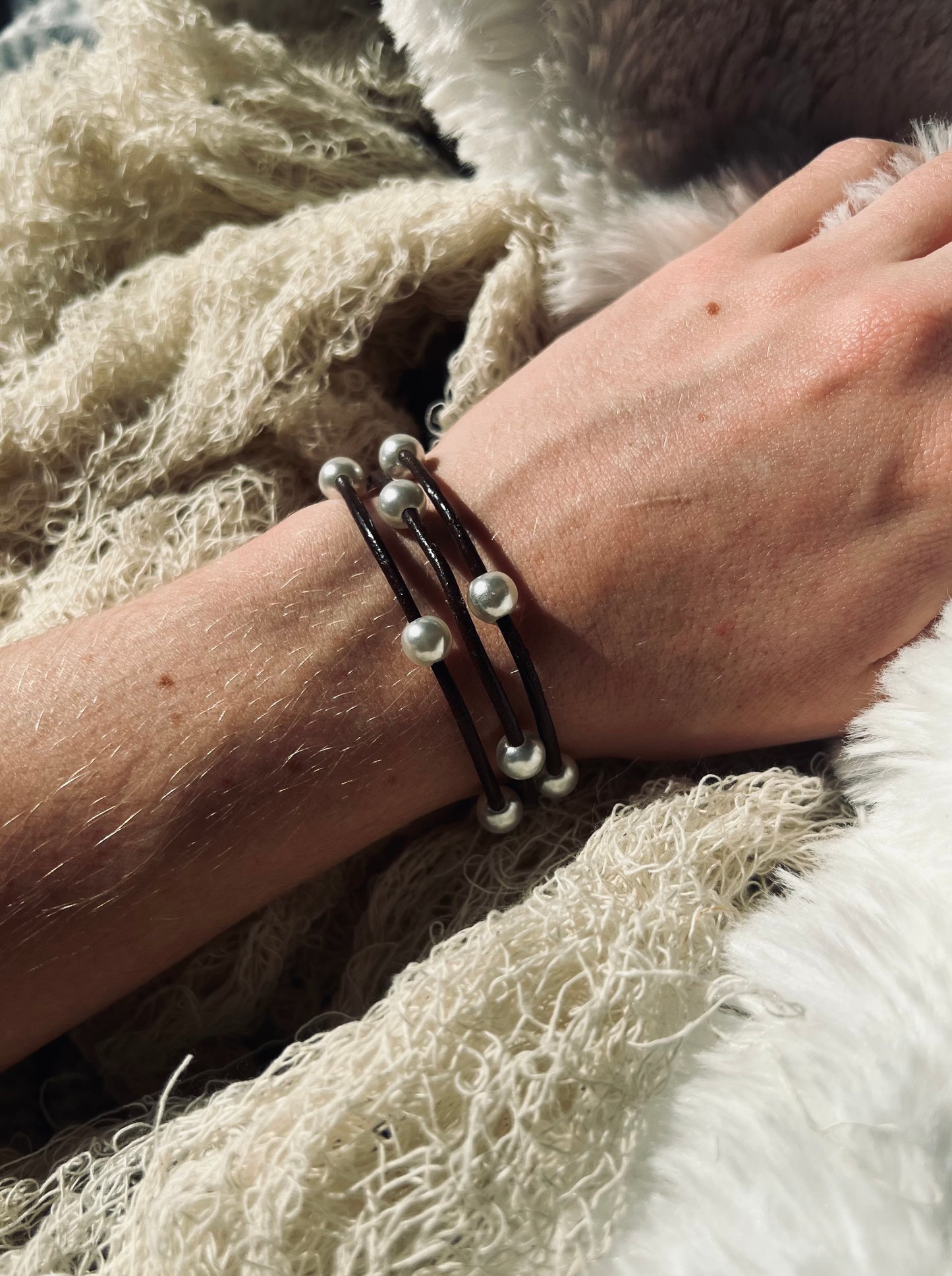 Elegant Pearl and Leather Bracelet