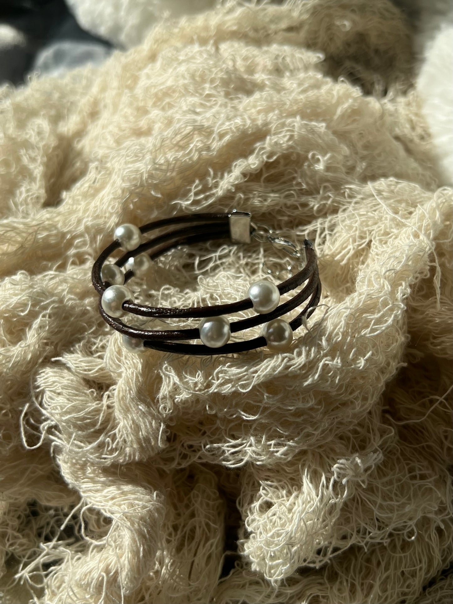 Elegant Pearl and Leather Bracelet